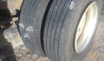 Caminhoneiro mostra pneus com grampos cravados após assalto ao BB de São João do Rio do Peixe