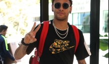 Neymar e Gabriel Jesus chegam à Granja Comary para preparação da Copa do Mundo