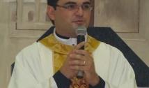 Padre Janilson dá benção e parabeniza o novo site de noticias da Paraíba