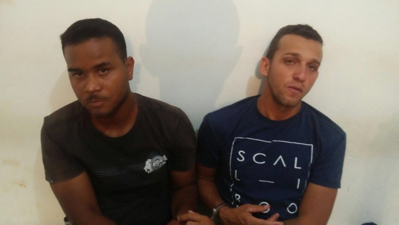 Armada com pistola falsa, dupla é presa acusada de assaltar farmácia em São José de Piranhas