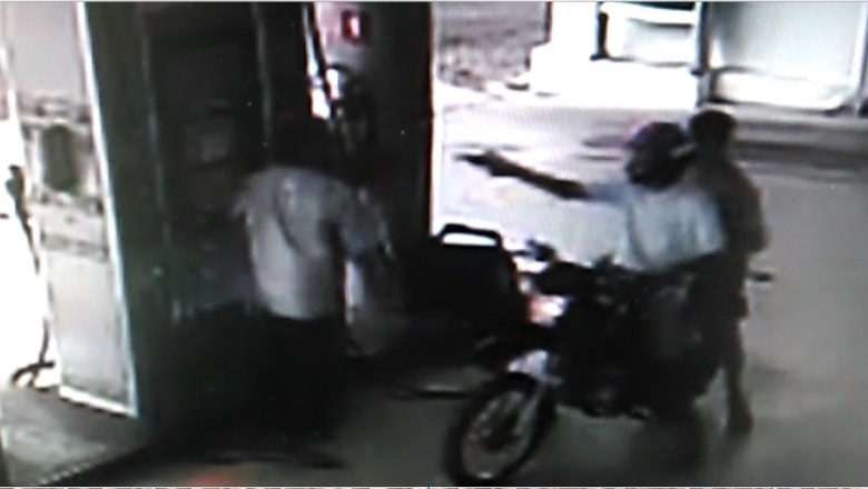 Vídeo mostra frentista rendido por dupla armada em assalto a posto de combustível