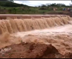 Forte chuva rompe barragem no município de Carrapateira; veja vídeo