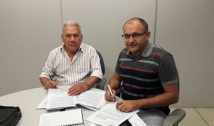 José Aldemir assina contrato com a Caixa Econômica para construção da nova Feira de Frutas e asfaltamento de ruas