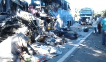 Sobe para 8 número de mortos em acidente entre ônibus e carreta