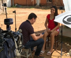 Marcelo Canellas grava reportagem com Eduarda Brasil para o Fantástico
