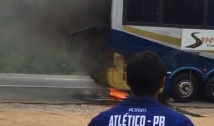 Ônibus que transportava delegação do Atlético de Cajazeiras pega fogo, mas ninguém fica ferido