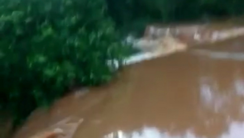 Morador da zona rural de Cajazeiras registra cheia de rio em madrugada chuvosa; veja vídeo