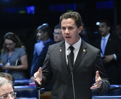 Senador Veneziano Vital repudia atitude de Bolsonaro convocando população para ato contra a democracia