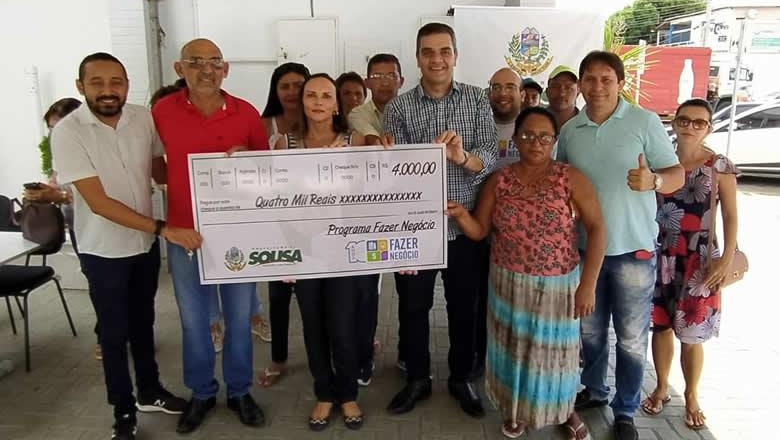 Prefeitura de Sousa realiza mais uma etapa da entrega de cheques aos empreendedores do Programa Fazer Negócio