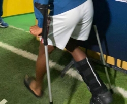 Bruno Henrique é avaliado, caminha com auxílio de muletas, mas médico descarta fratura: "Grande susto"