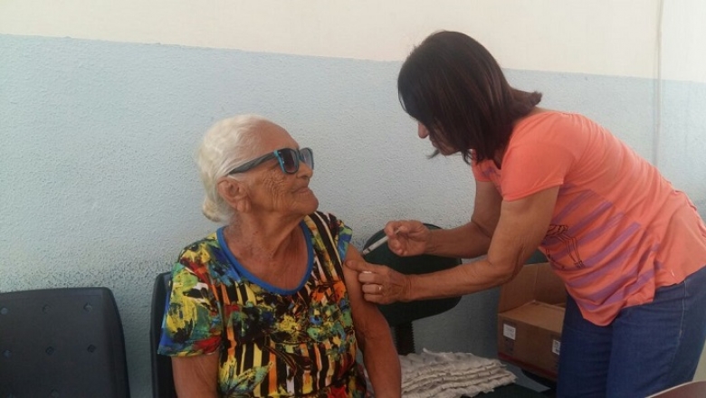 Em Sousa, idosos recebem vacina contra a influenza em casa