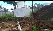 Muro cai e moradores reclamam do abandono do Cemitério Municipal de Poço Dantas