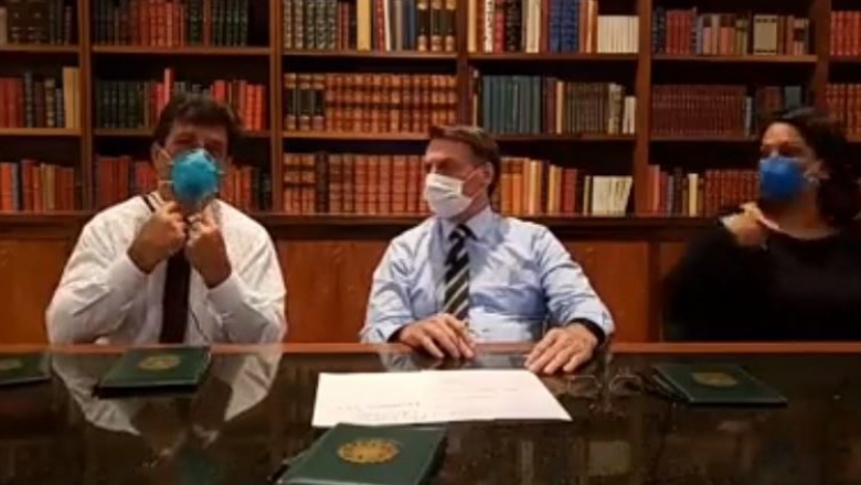 Suspeito de ter contraído coronavírus, Bolsonaro faz live de máscara; assista