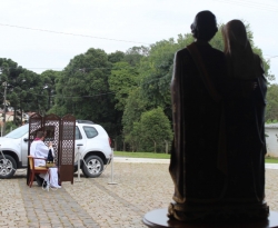 Padre adota 'drive-thru' para confissões de fiéis durante quarentena