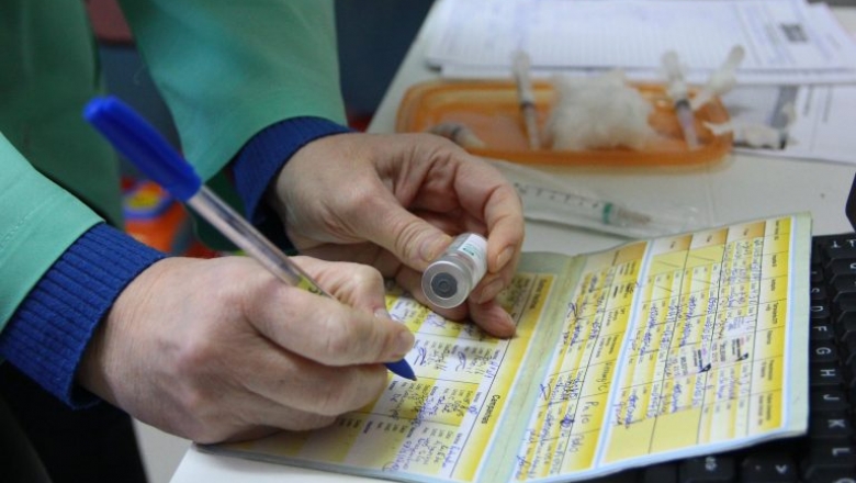 Vacina contra Covid-19 só deve sair em dois anos, afirma secretário do Ministério da Saúde 