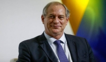 Ciro diz que espetáculo midiático de Bolsonaro é para encobrir mortes por covid-19