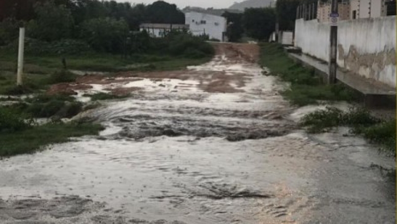 Em Piancó, chuva alaga ruas e causa transtorno para moradores