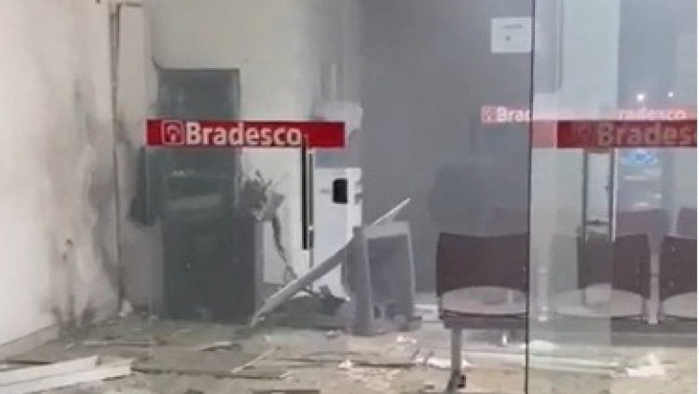 Bandidos explodem agência bancária em Jericó e levam dinheiro do cofre