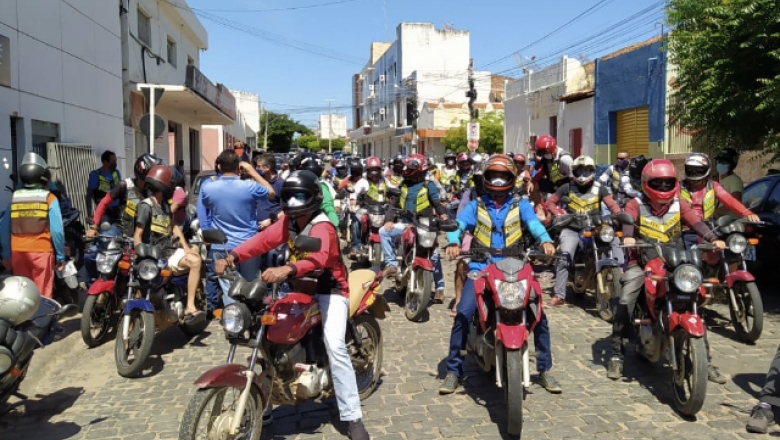 Mototaxistas protestam e pedem auxílio emergencial da Prefeitura de Cajazeiras