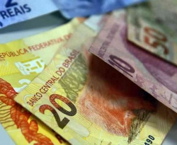 Bolsonaro sanciona lei que confirma salário mínimo em R$ 1.045