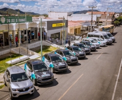 Prefeitura de São José de Piranhas entrega 15 veículos novos e acrescenta: "Maior frota da região" 
