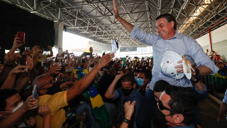Recebido com festa, Bolsonaro inaugura termelétrica a gás em Sergipe