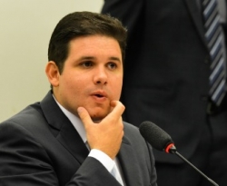 Hugo Motta descarta candidatura a prefeito de Patos e dá sinais de Ivanes Lacerda na disputa