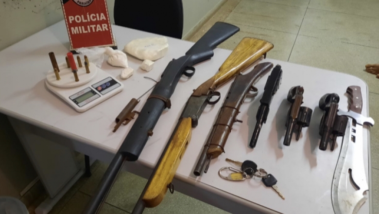 Polícia apreende armas, drogas e prende três suspeitos de tentativa de homicídio no Sertão