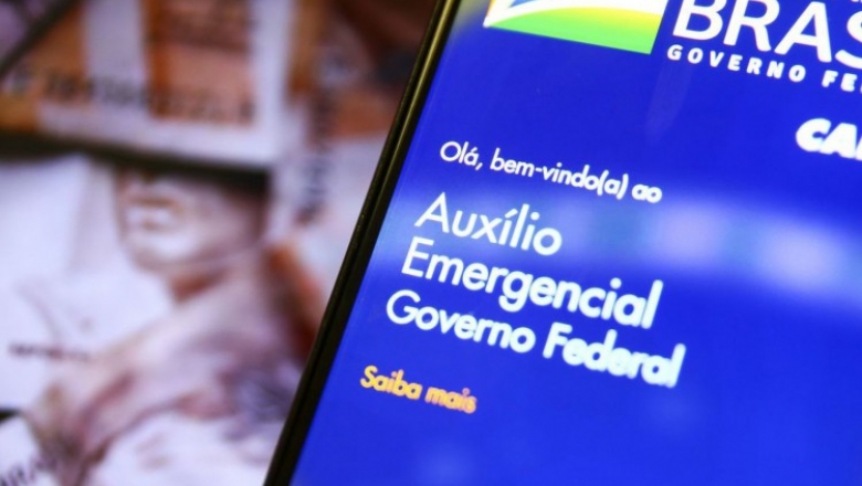 Auxílio emergencial deve ter mais quatro parcelas de R$ 300, afirma site