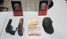 Dupla suspeita de assaltos é detida com arma e moto usadas em ações criminosas no Sertão