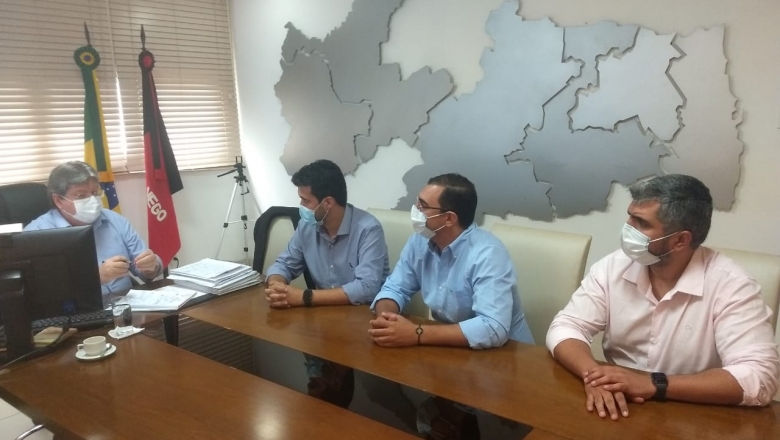 João Azevêdo se reúne com prefeito de Uiraúna e o candidato a prefeito Itamar Moreira de Poço Dantas