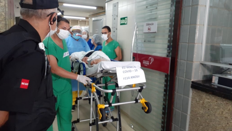 Paciente mais idosa a contrair Covid-19 na Paraíba recebe alta 