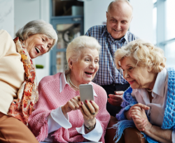 Pesquisa aponta que 72% dos idosos nunca utilizou um aplicativo e projeto cria política de inclusão digital