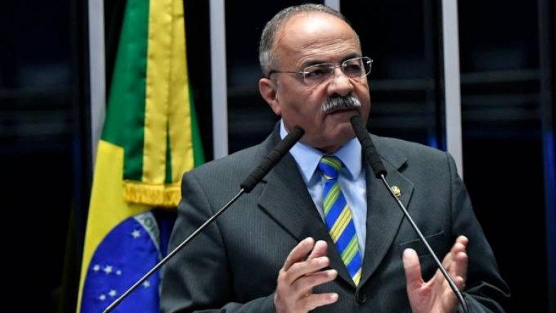 PF acha dinheiro entre as nádegas de vice-líder de Bolsonaro no Senado   