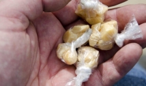 Jovens são flagrados com mais de 250 embalagens de drogas em Patos