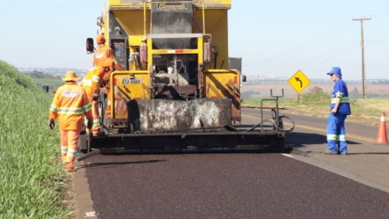 Jr. Araújo inspeciona obras da rodovia PB-395 em Santa Helena: "A pavimentação asfáltica está avançada"; veja vídeo