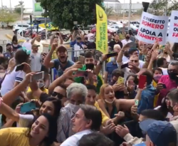 Sem máscara, Bolsonaro gera aglomeração em aeroporto de Campina Grande