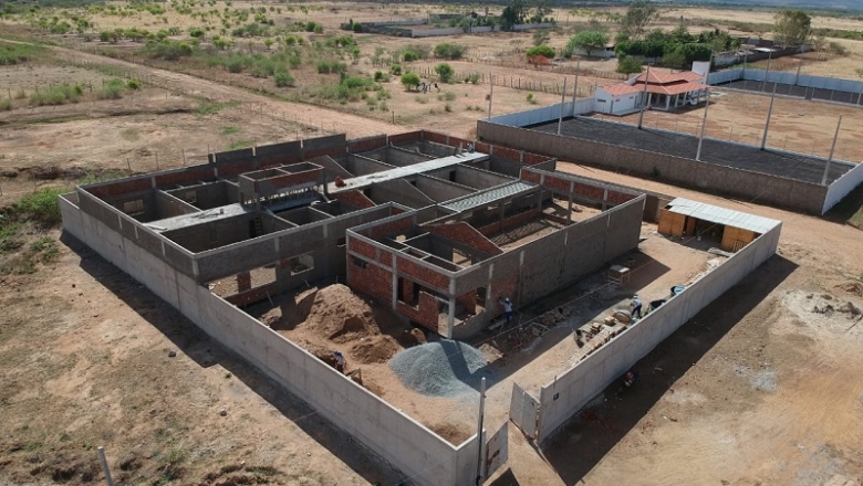 Sousa: obra de construção de unidade escolar na Comunidade Cigana está em ritmo acelerado