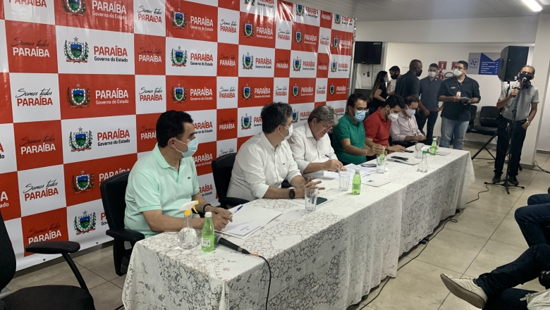 Em Cajazeiras, João Azevêdo confirma ter liberado Anísio para ser candidato a prefeito