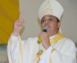 'Políticos podem comparecer à missa, mas que passem pelo confessionário' recomenda bispo de Patos