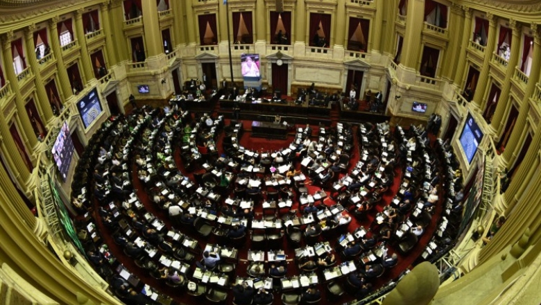 Deputados da Argentina aprovam legalização do aborto; projeto vai para o Senado