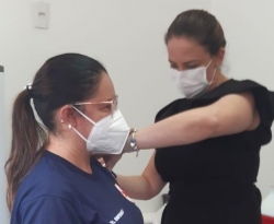 Bernardino Batista inicia imunização e prefeita de Bom Jesus aplica primeira vacina em profissional de saúde