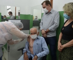 Médico Oscar Sobral é o primeiro a ser vacinado contra a Covid-19, em São José de Piranhas 