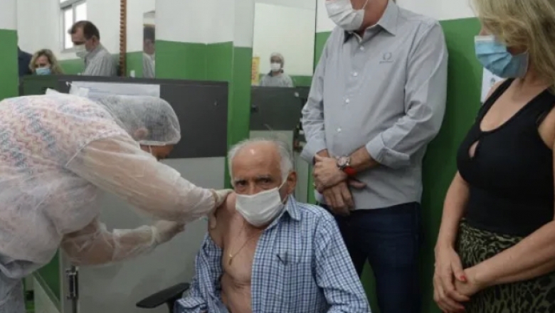 Médico Oscar Sobral é o primeiro a ser vacinado contra a Covid-19, em São José de Piranhas 