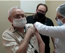 Covid-19: médicos Joab de Sousa e Deusdedit Leitão são os primeiros vacinados em Cajazeiras
