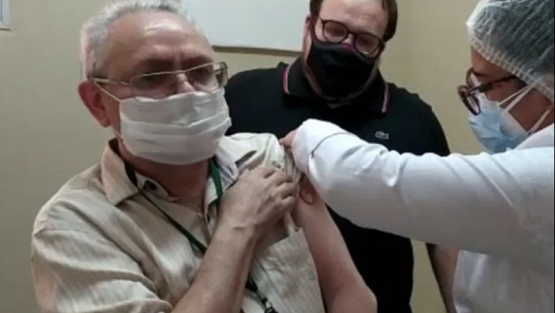 Covid-19: médicos Joab de Sousa e Deusdedit Leitão são os primeiros vacinados em Cajazeiras