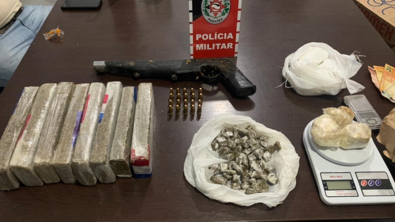 Polícia apreende cerca de seis quilos de drogas, arma e munições com suspeitos, em Patos