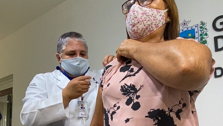 Primeira paraibana a tomar vacina contra a Covid-19 recebe a segunda dose do imunizante