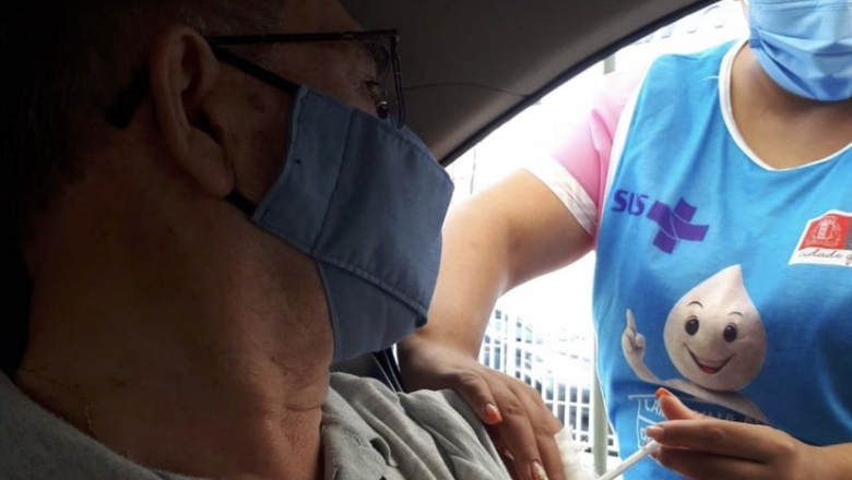 Dom José González recebe primeira dose da vacina contra Covid-19