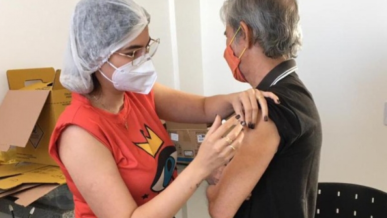 Em Cajazeiras: Saúde trabalha no sábado e vacina 854 idosos de 65 anos ou mais